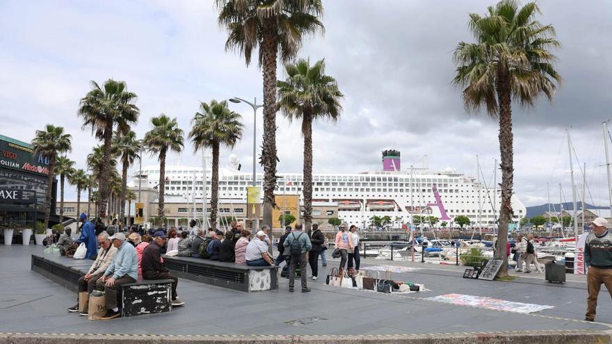 El «Ambience» vuelve a Vigo por sorpresa tras alterar su hoja de ruta en plena travesía