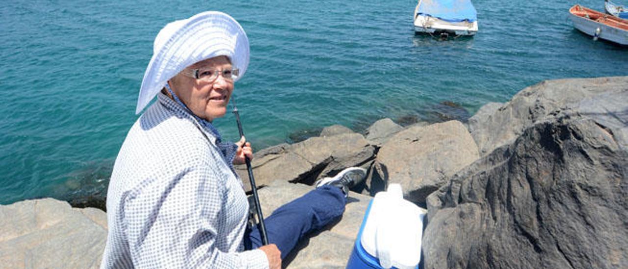 La vecina Juana Rivero, ayer, en Castillo del Romeral mientras esperaba que alguna lubina mordiera el anzuelo.