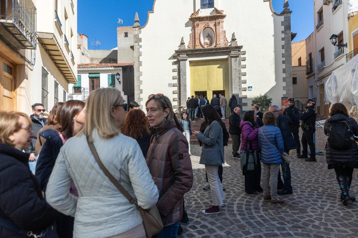 Personas a las puertas de la ermita, poco antes de la votación.