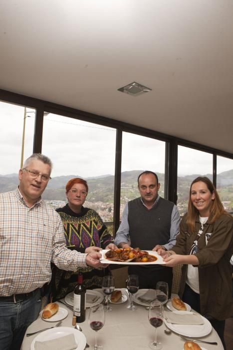 Hosteleros comiendo cabritu con patatinos en el Restaurante Canzana, en Laviana