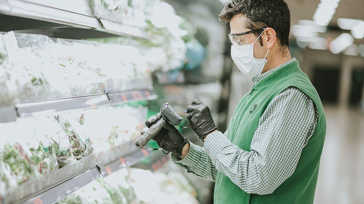 Un trabajador en un supermercado.