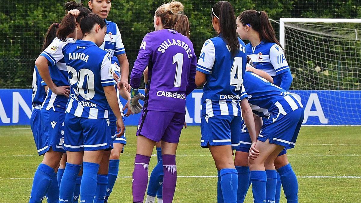 Las blanquiazules, antes de la victoria contra el Espanyol del pasado sábado en Abegondo. |  // VÍCTOR ECHAVE