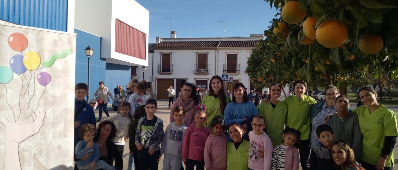 Niños y cuidadores, a las puertas del nuevo centro.