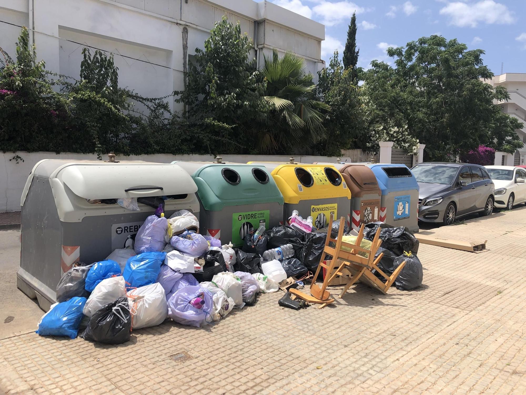 Todas las imágenes de la basura acumulada en zonas turísticas por la huelga en Ibiza