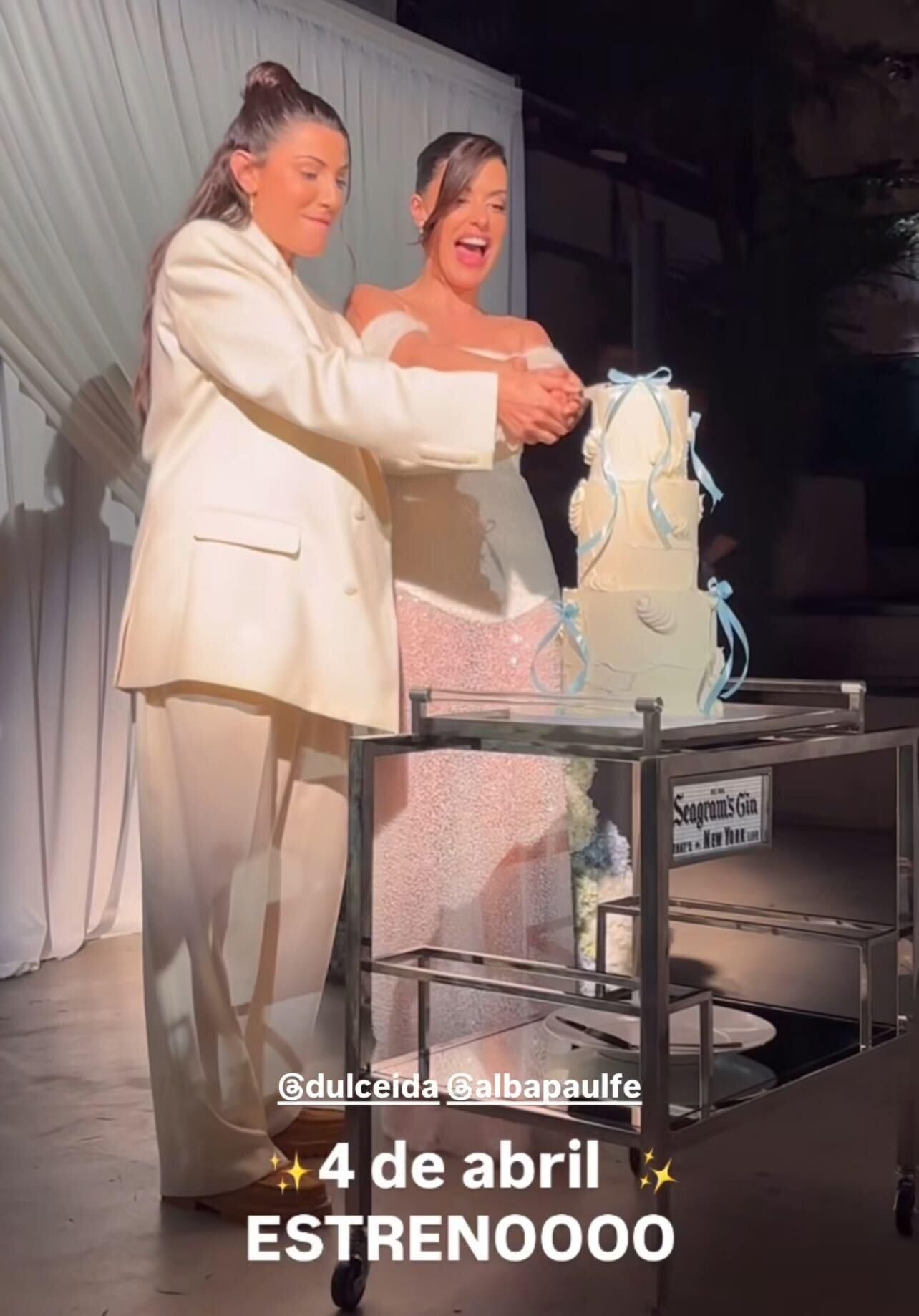 Dulceida y Alba cortaron el pastel al más puro método nupcial