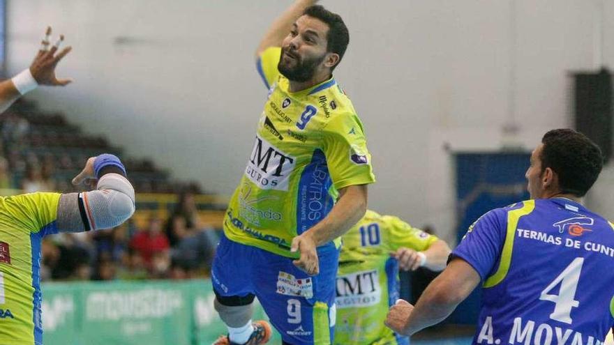 Octavio lanza a portería durante el duelo ante el Teucro en el Ángel Nieto.