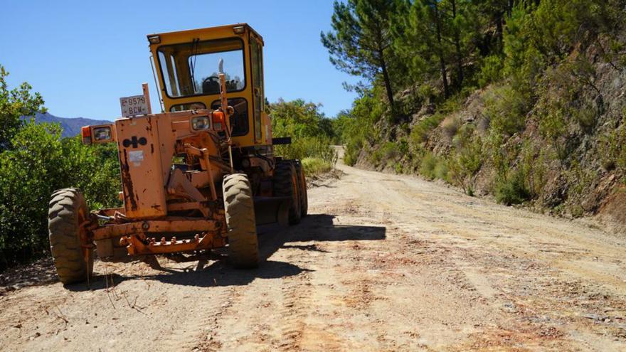 Benarrabá realiza mejoras en su camino del monte público