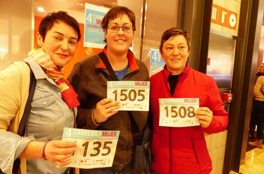 Recogida de dorsales en el Thader para la IV Carrera de la Mujer