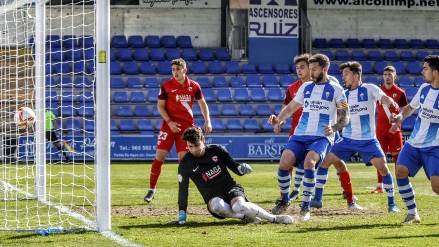 El Alcoyano derrota al Sevilla Atlético gracias a un doblete del central en los diez primeros minutos