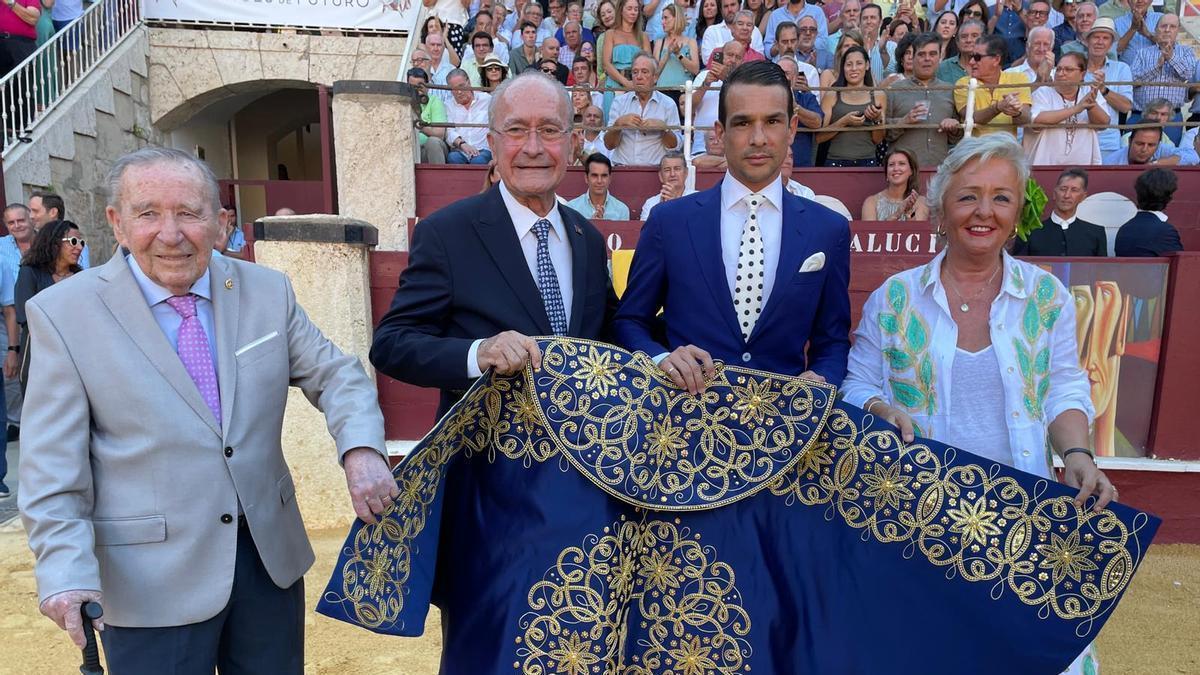 El diestro José María Manzanares recogerá esta tarde de manos del alcalde de Málaga, Francisco de la Torre, el trofeo Capote de Paseo.