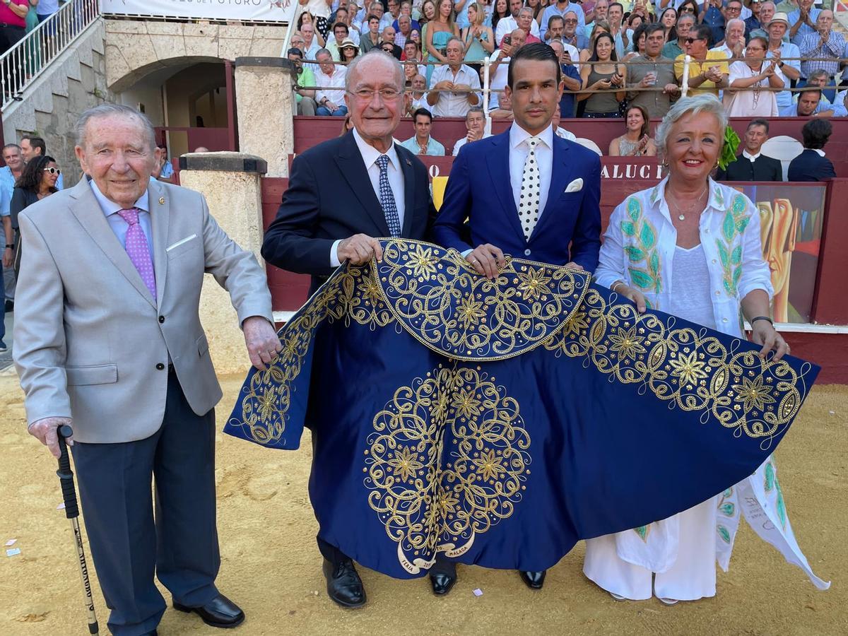 El diestro José María Manzanares recogerá esta tarde de manos del alcalde de Málaga, Francisco de la Torre, el trofeo Capote de Paseo.