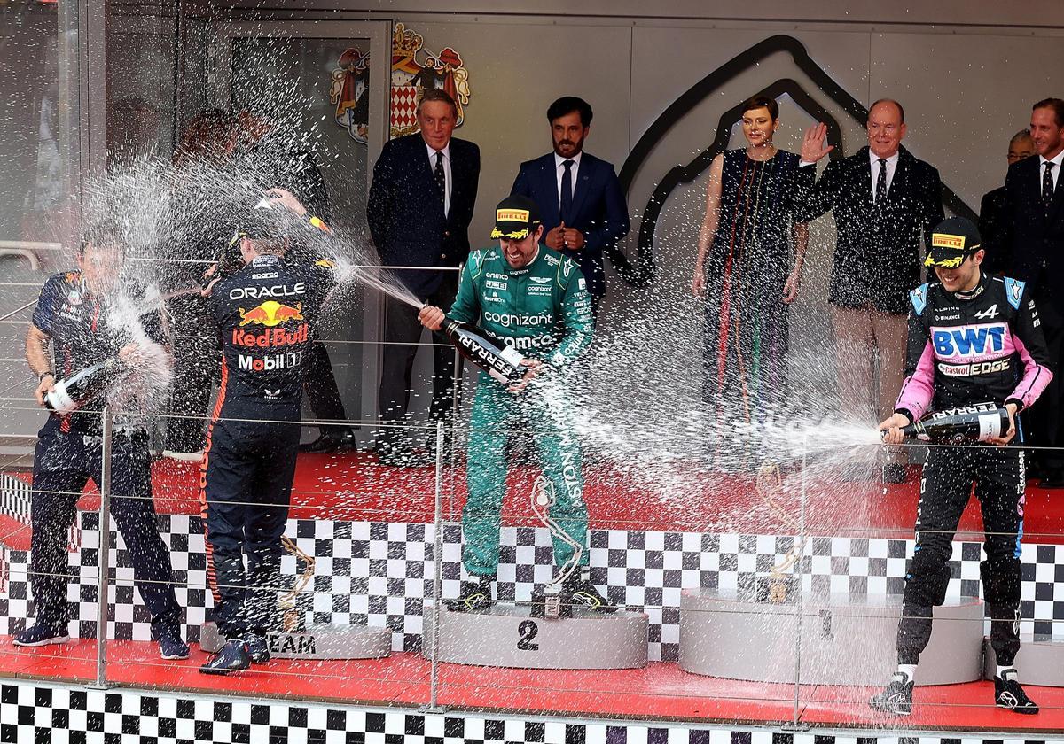 Fernando Alonso, piloto español de Fórmula 1, celebra su segundo puesto en Mónaco.