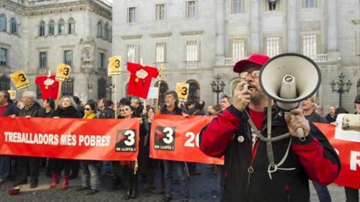 Trabajadores de TV-3 protestan frente al Palau de la Generalitat, en febrero del 2014.