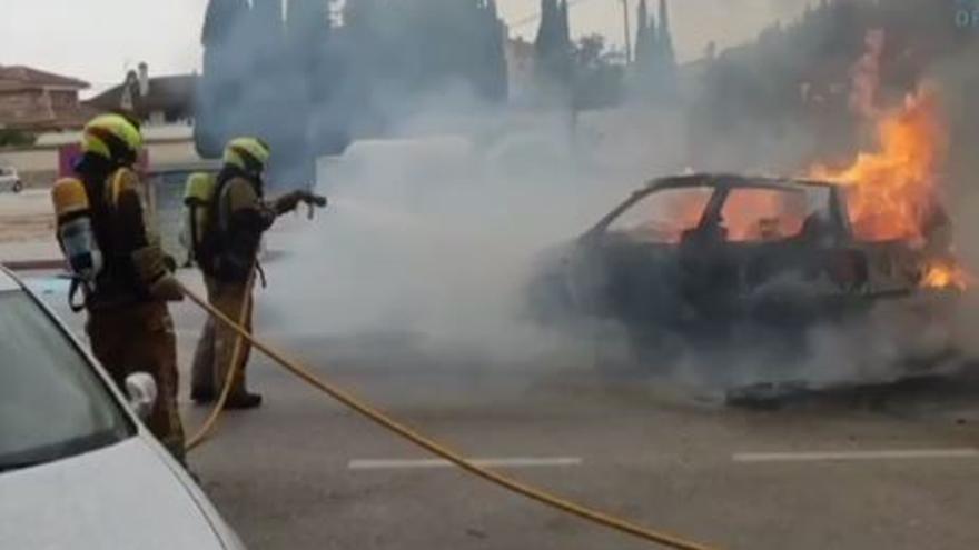 La grúa municipal evita que el incendio de un coche se propague a otros en Orihuela