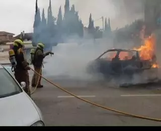 La grúa municipal evita que el incendio de un coche se propague a otros en Orihuela