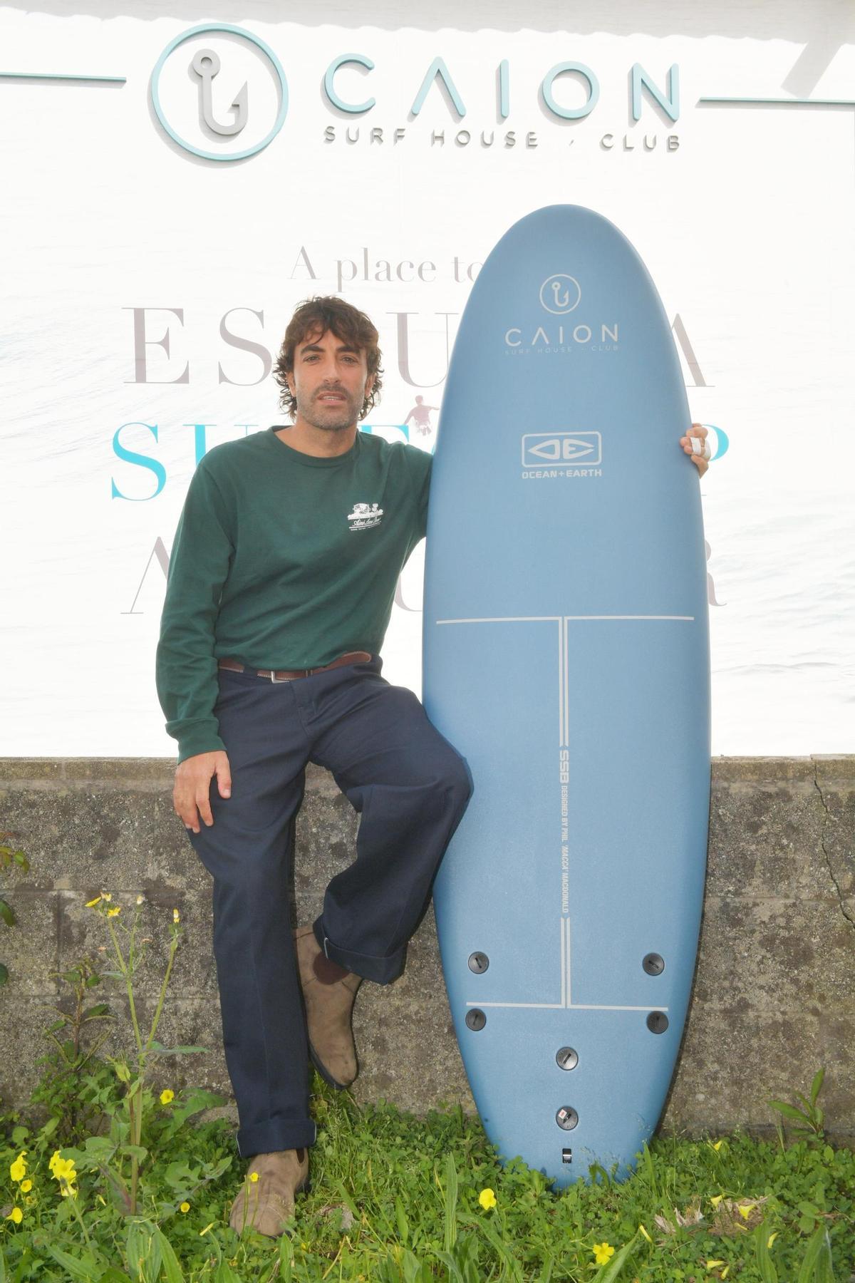 Patrick Vilán, frente a su escuela de surf de Caión.