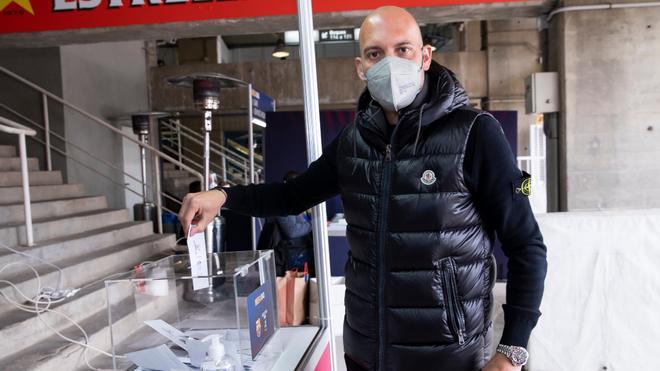 Gabri García, ex entrenador del Juvenil A, depositó su voto durante la mañana