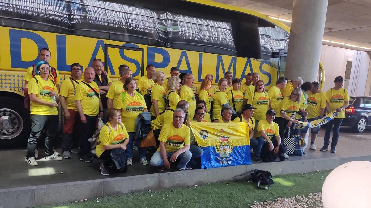 Los fieles de la peña La Bañeza, ayer, en el aeropuerto de Gran Canaria.