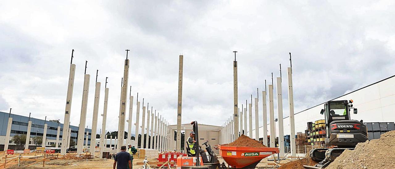 Estado de la construcción de la planta fe Friotea, ayer en As Gándaras. | ALBA VILLAR
