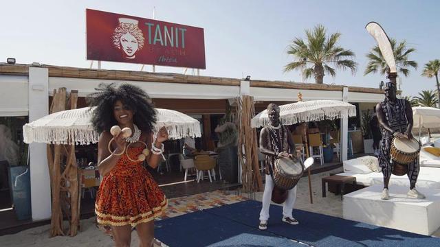 Sonidos afro house, ritmos tribales y percusión los viernes en Tanit Beach. | TANIT BEACH