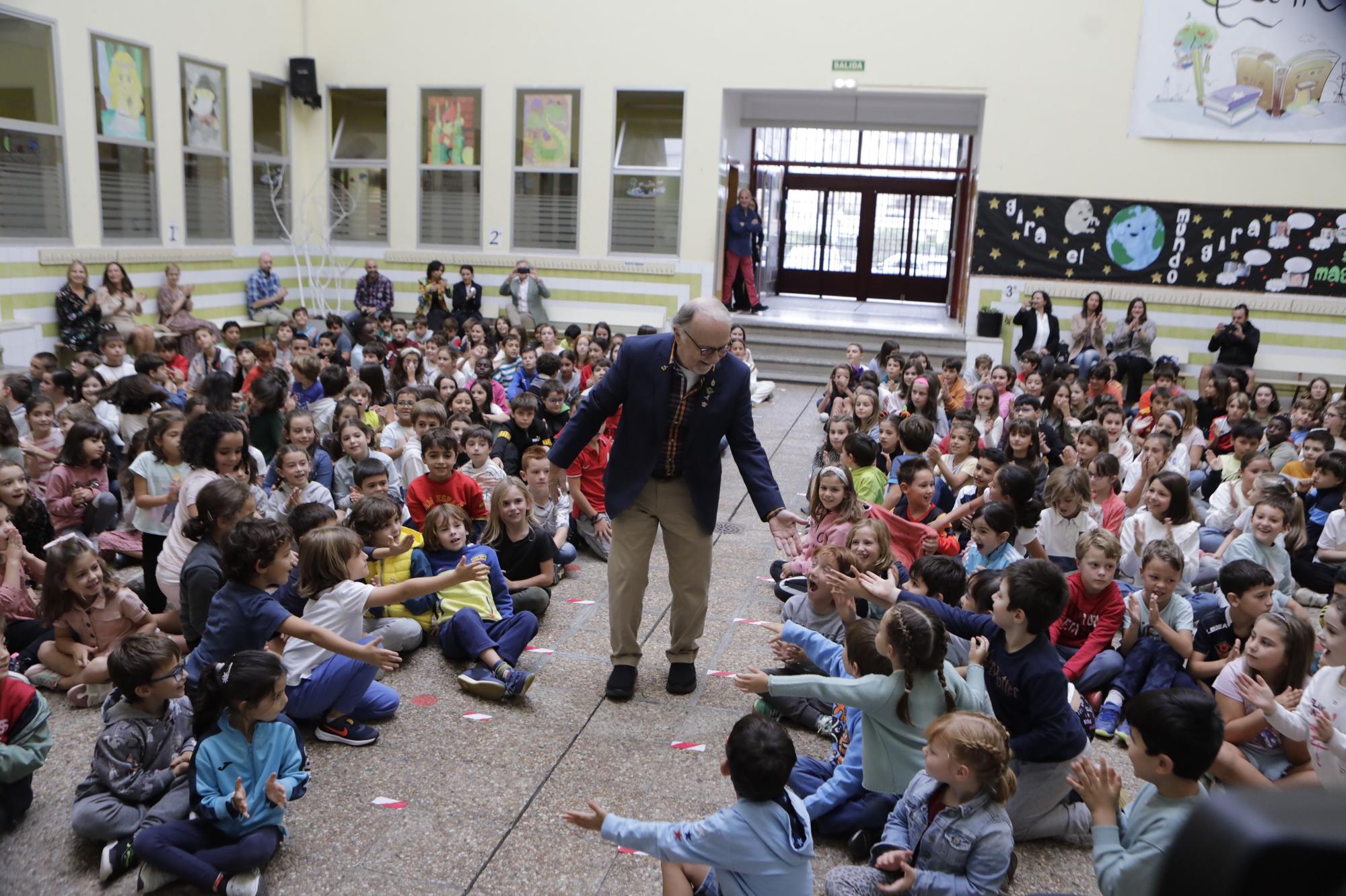 EN IMÁGENES: Philip Felgner, uno de los padres de la vacuna contra el covid, vuelve a Asturias y visita el colegio Clarin en Gijón