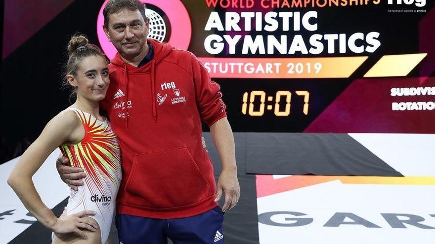 Cintia RodrÃ­guez, junto a su entrenador Pedro Mir en Stuttgart.