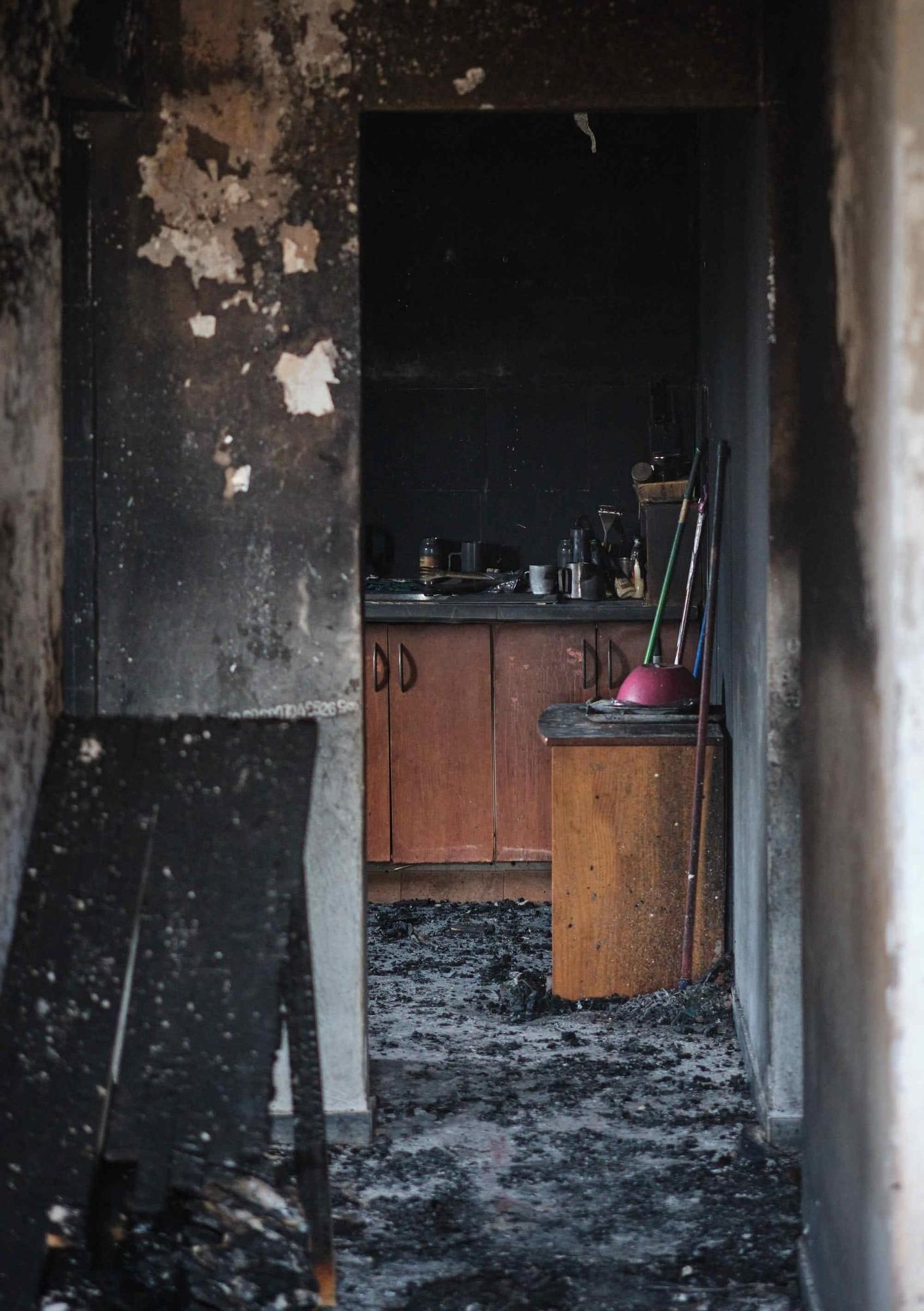 Una mujer, en coma y su hijo de cuatro años, herido tras incendiar su pareja su vivienda en Tenerife