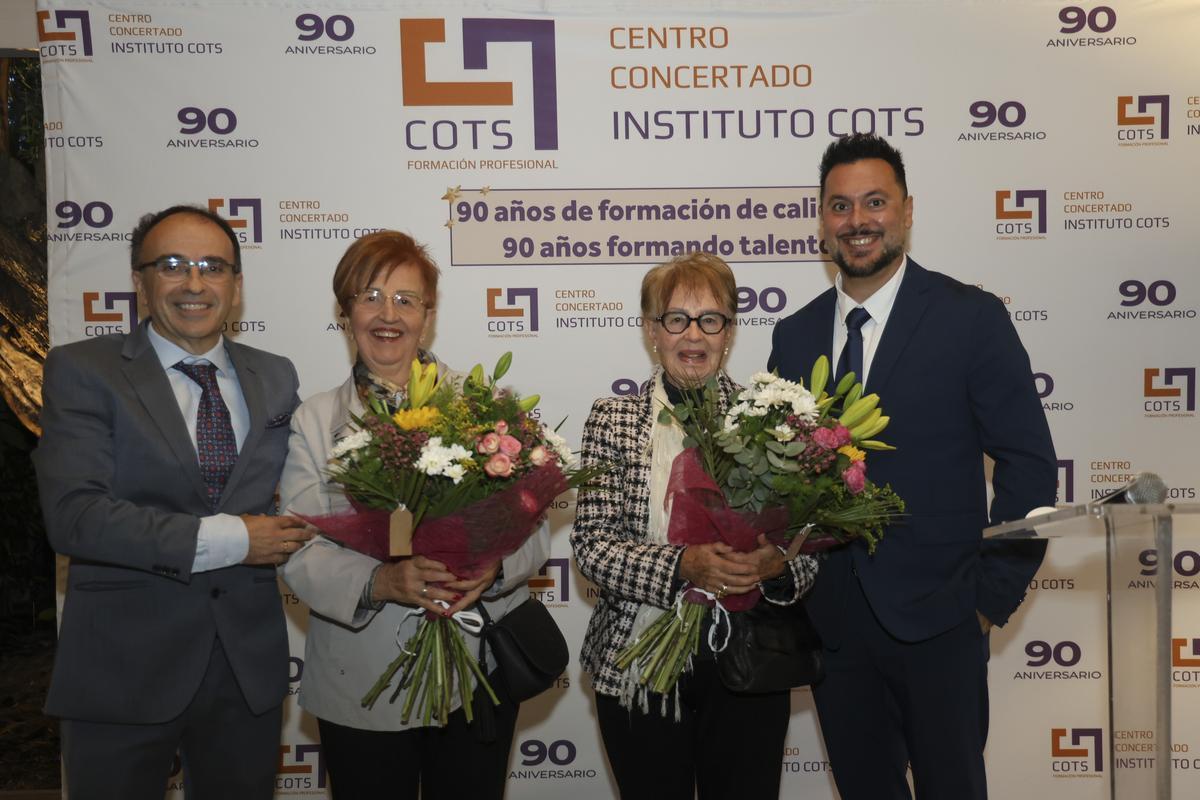 Exalumnas Elisa y Francisca Ramón Carvajal junto con el director y vicedirector del Instituto Cots.