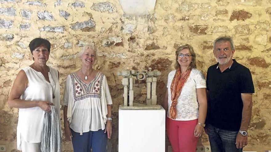 Ausstellungsmacher: Ingrid Flohr, Nora Braun, Ricards Vicens und Damià Rigo mit einem Brunnenmodell Schaffners.