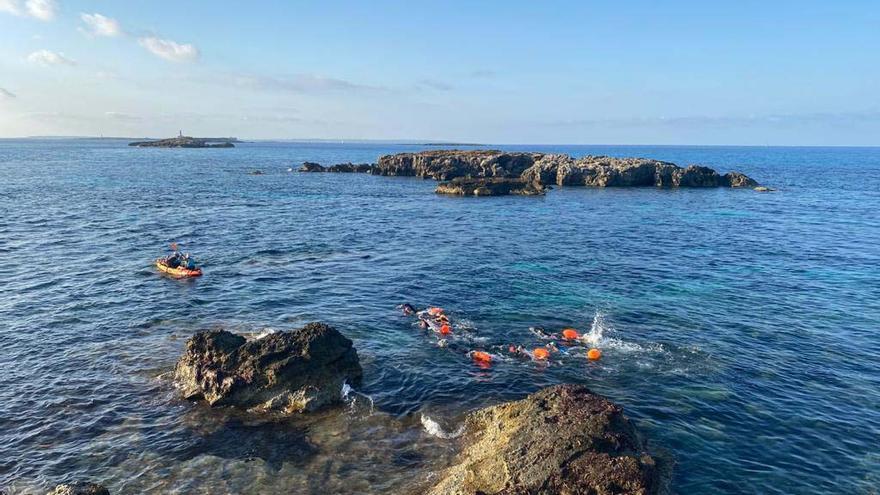 El paratriatleta Javier Vergara cumple con éxito su reto de 5km de natación por una causa benéfica