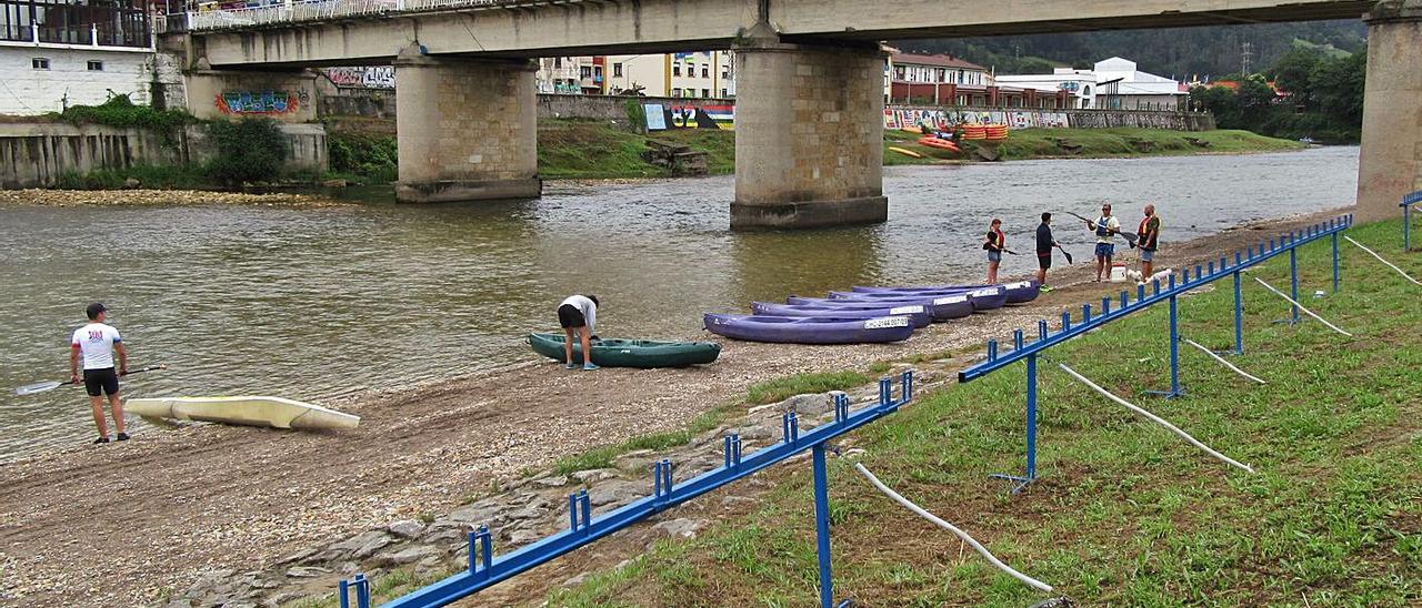 El puente Emilio Llamedo Olivera, de Arriondas. | J. M. C.