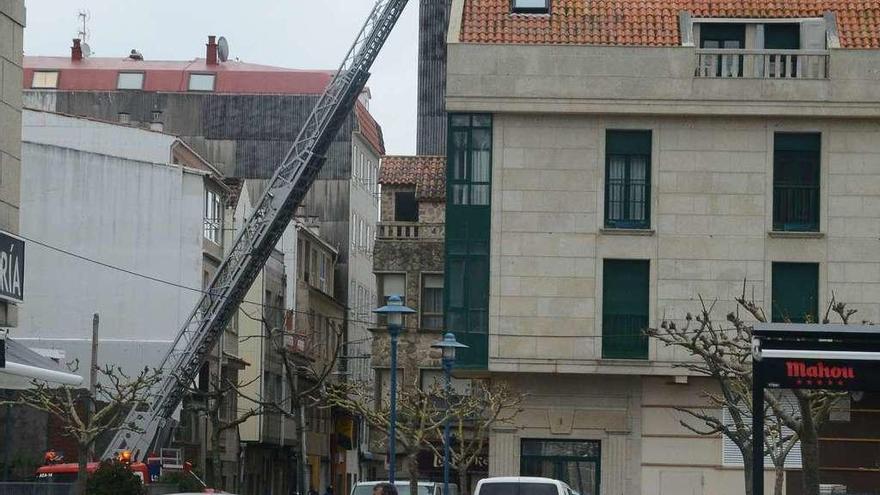 Los Bombeiros do Morrazo, en una intervención en la Praza das Pontes, en Cangas. // Gonzalo Núñez