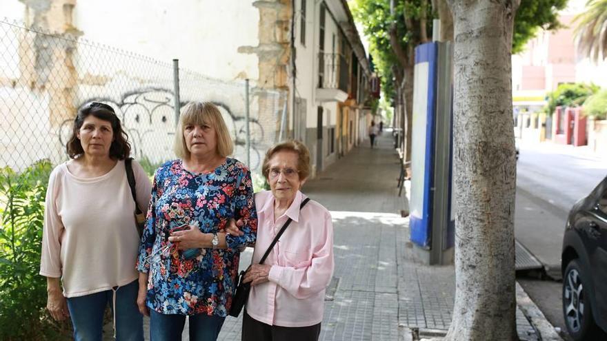 De izquierda a derecha, las vecinas María Ángeles Maldonado, Mariana Algaba y Francisca Estelrich.