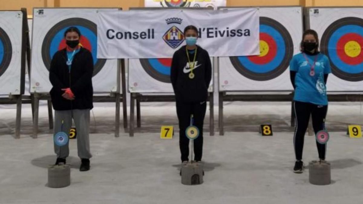 Podio femenino con las arqueras de la categoría cadete. | ARCOIBIZA