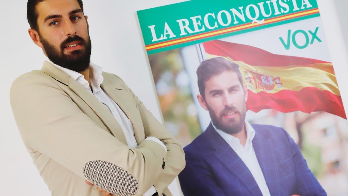 José Ángel Antelo posa con la portada del primer número de &#039;La Reconquista&#039;.