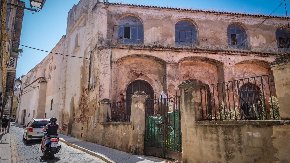 Exterior del antiguo colegio San Pedro de Alcántara por la calle Chapín.