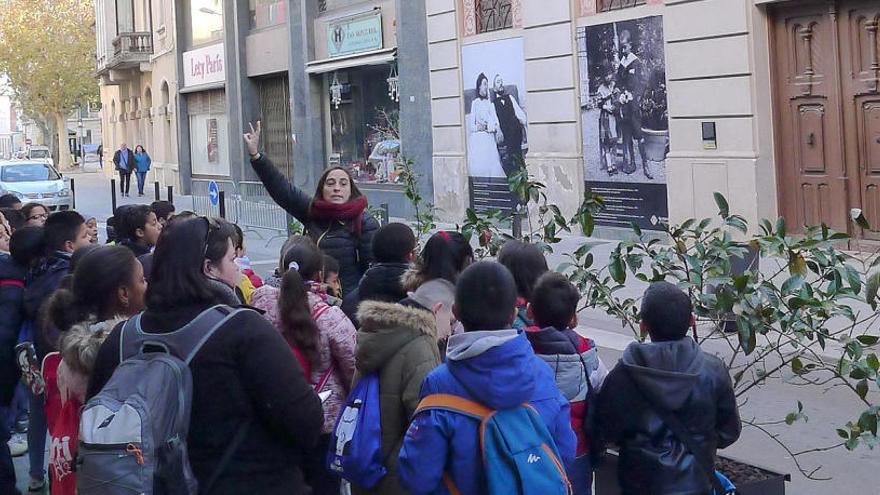 El grup de l&#039;escola davant la casa natal de Dalí.