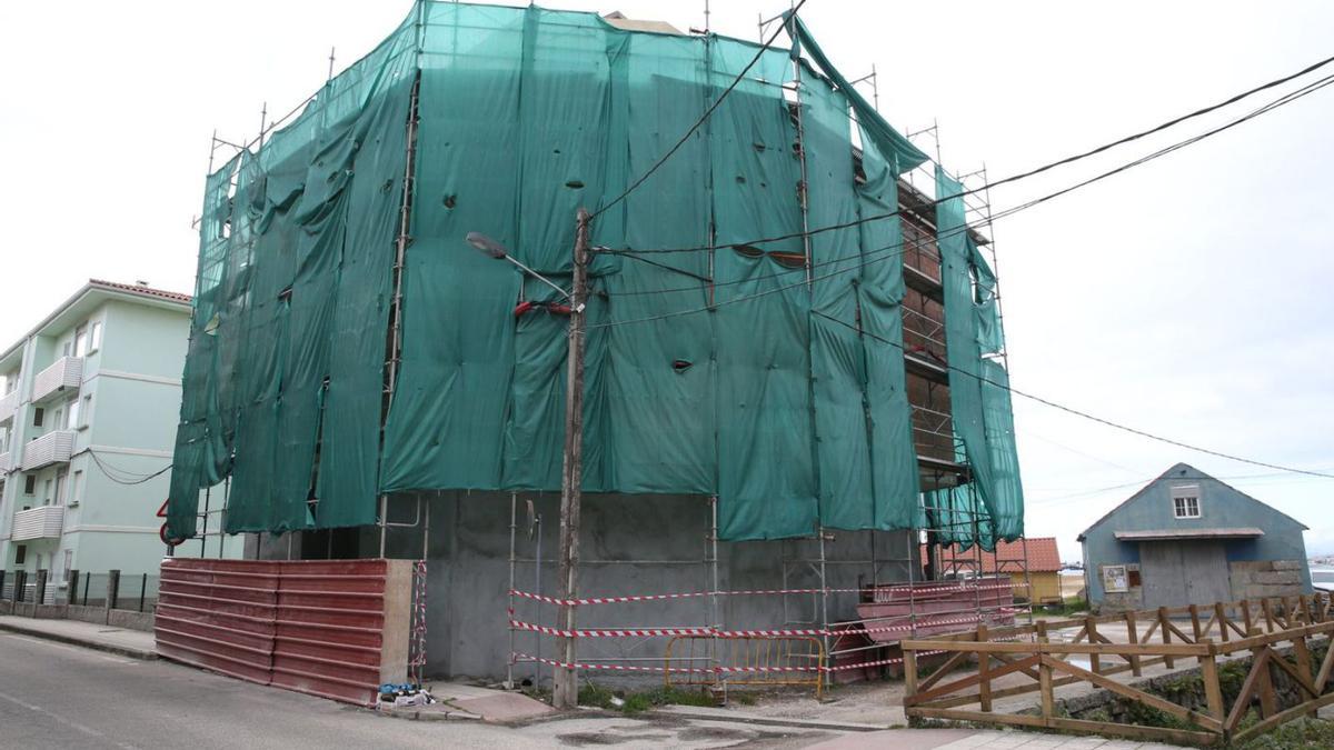 Obras de construcción de un edificio en Vilariño (O Hío).   | // GONZALO NÚÑEZ 