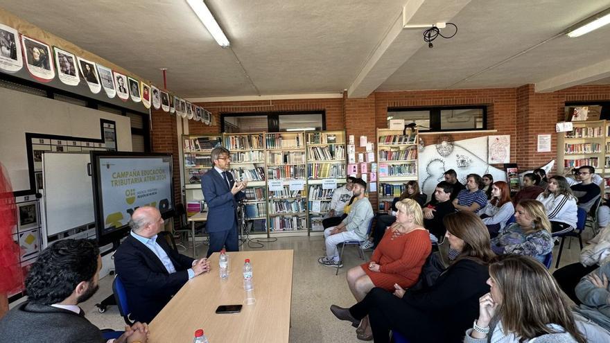 El consejero de Economía, Luis Alberto Marín, durante una charla financiera en el IES Sierra Minera de La Unión. | CARM