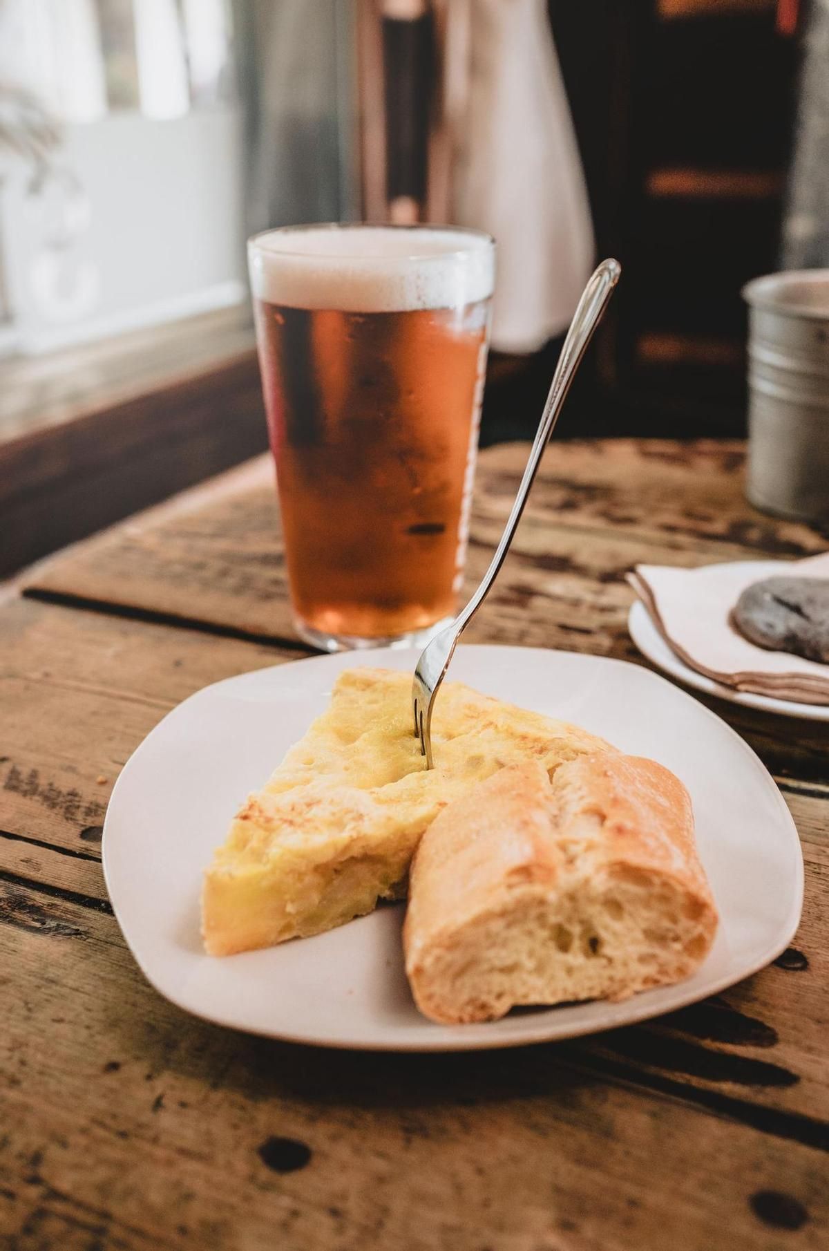 En esta ciudad puedes disfrutar de una cerveza acompañada de una tapa.