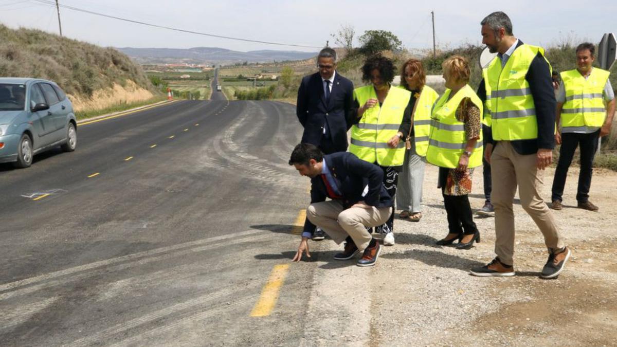 El conseller Puigneró comprova l’asfalt d’Almacelles | ORIOL BOSCH/ACN