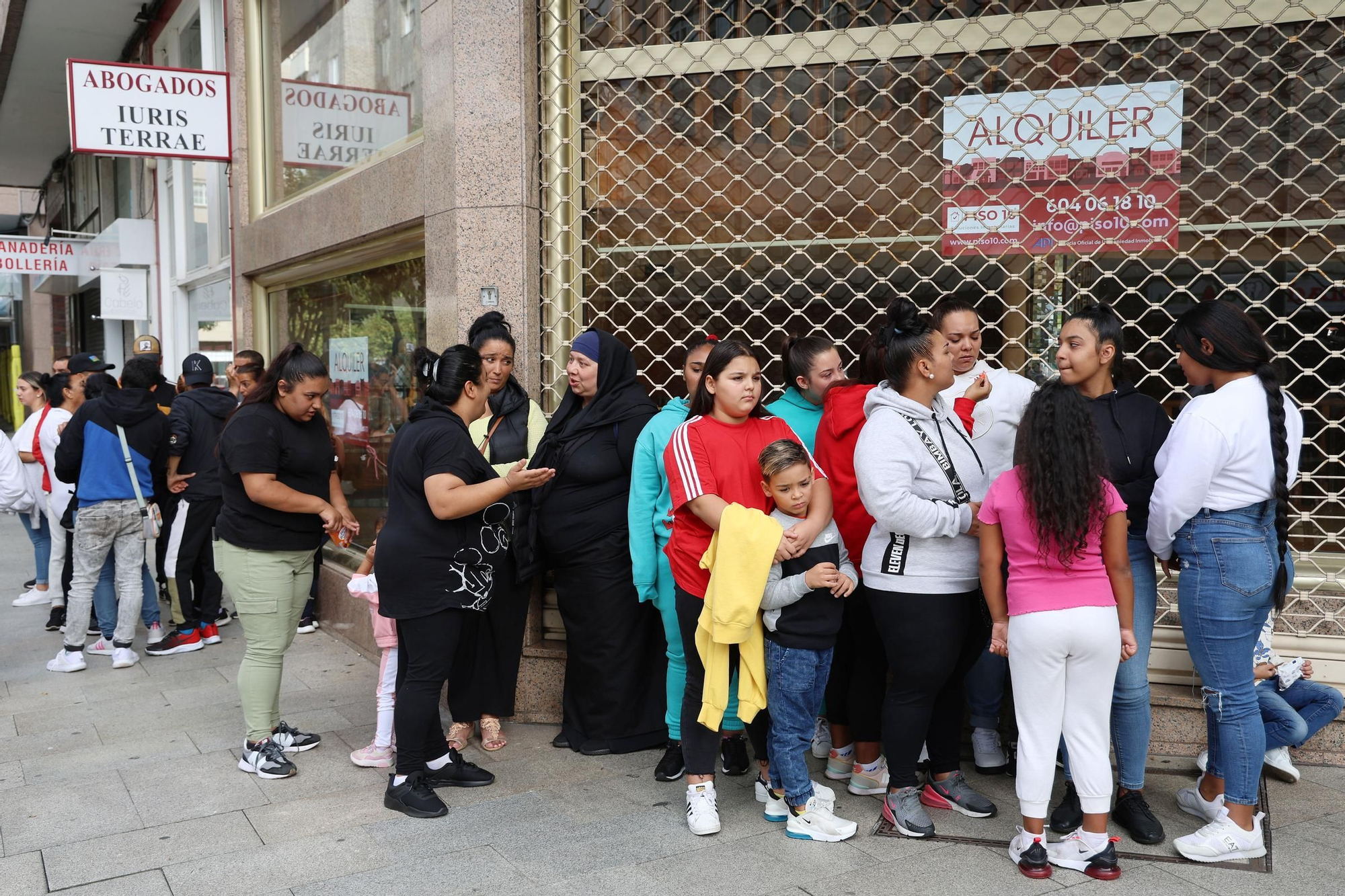 Los vecinos vuelven al edificio incendiado en Vigo a por sus pertenencias