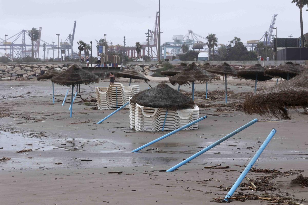 La playa de la Malvarrosa despues del temporal La playa de la Malvarrosa despues del temporal