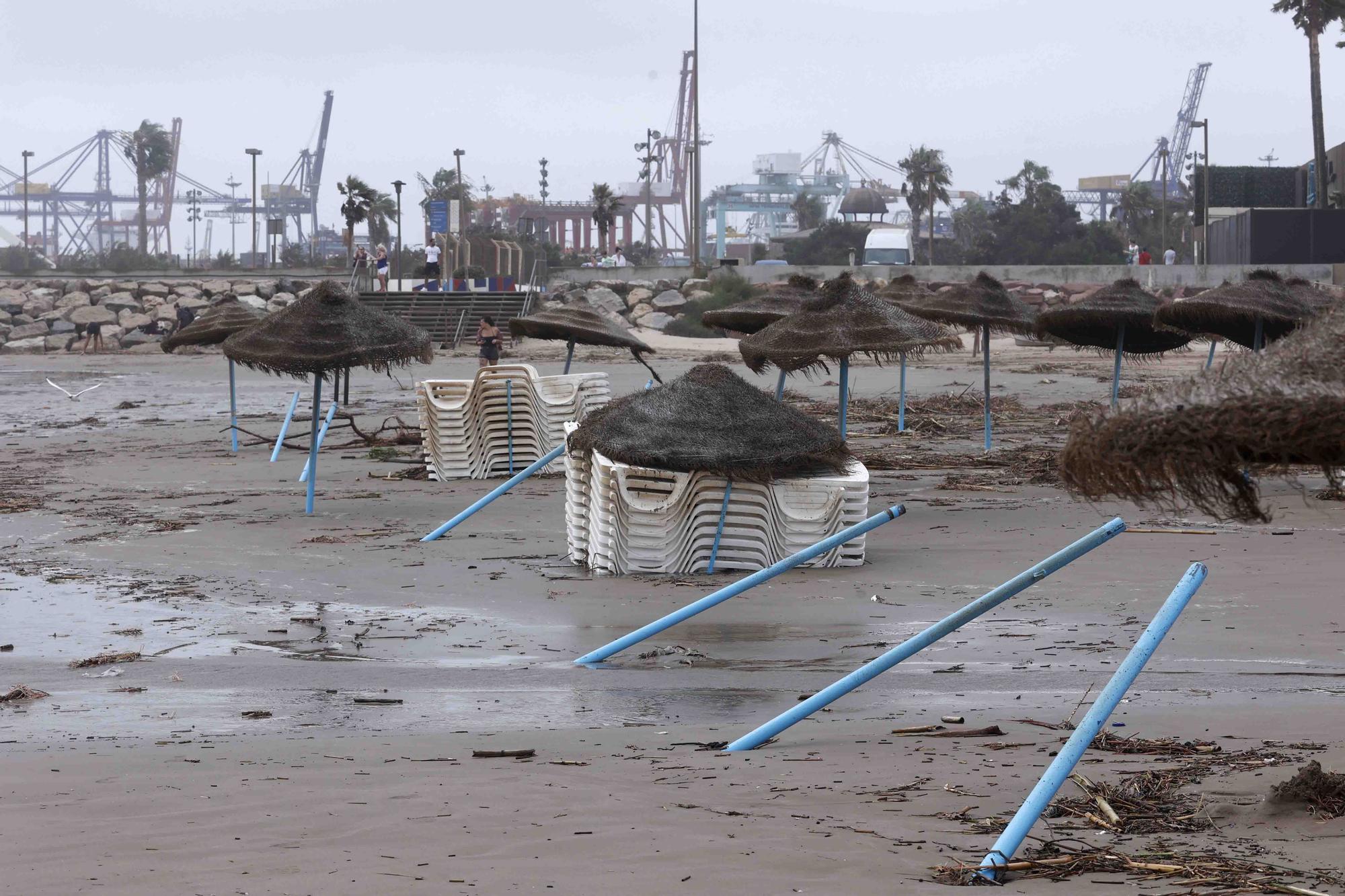 La playa de la Malvarrosa despues del temporal