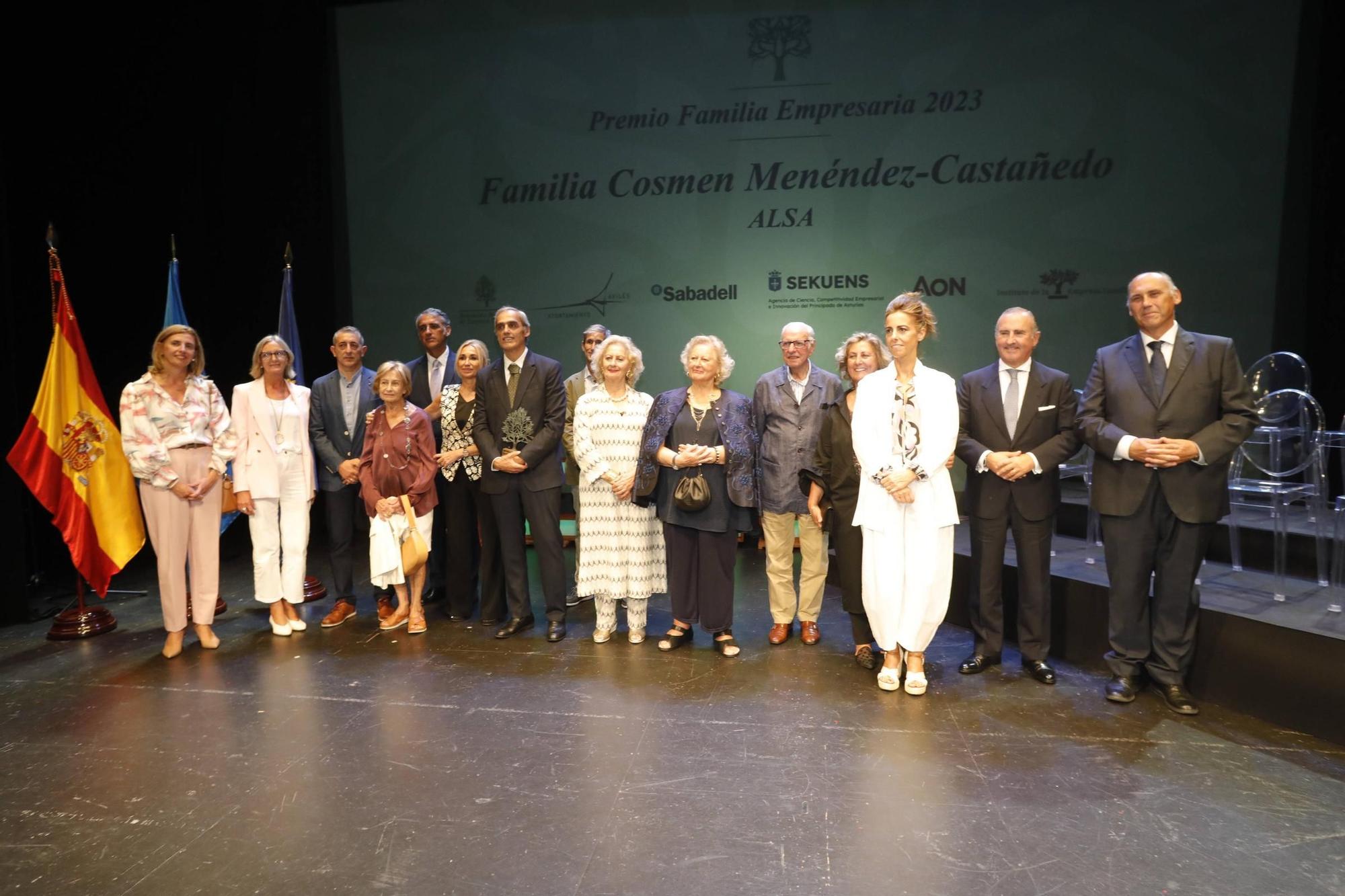 Entrega del premio "Familia Empresaria" a la familia Cosmen Menéndez-Castañedo