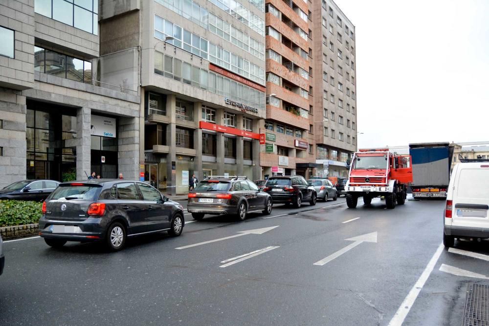 El conductor no se percató de las señales que advierten de las dimensiones del túnel y descendió la rampa.