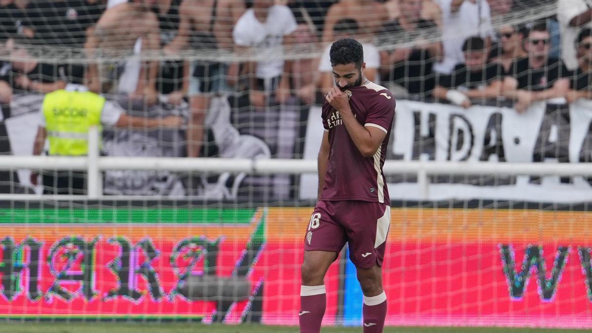 Rubén Alves se lamenta tras uno de los goles del Burgos en El Plantío.