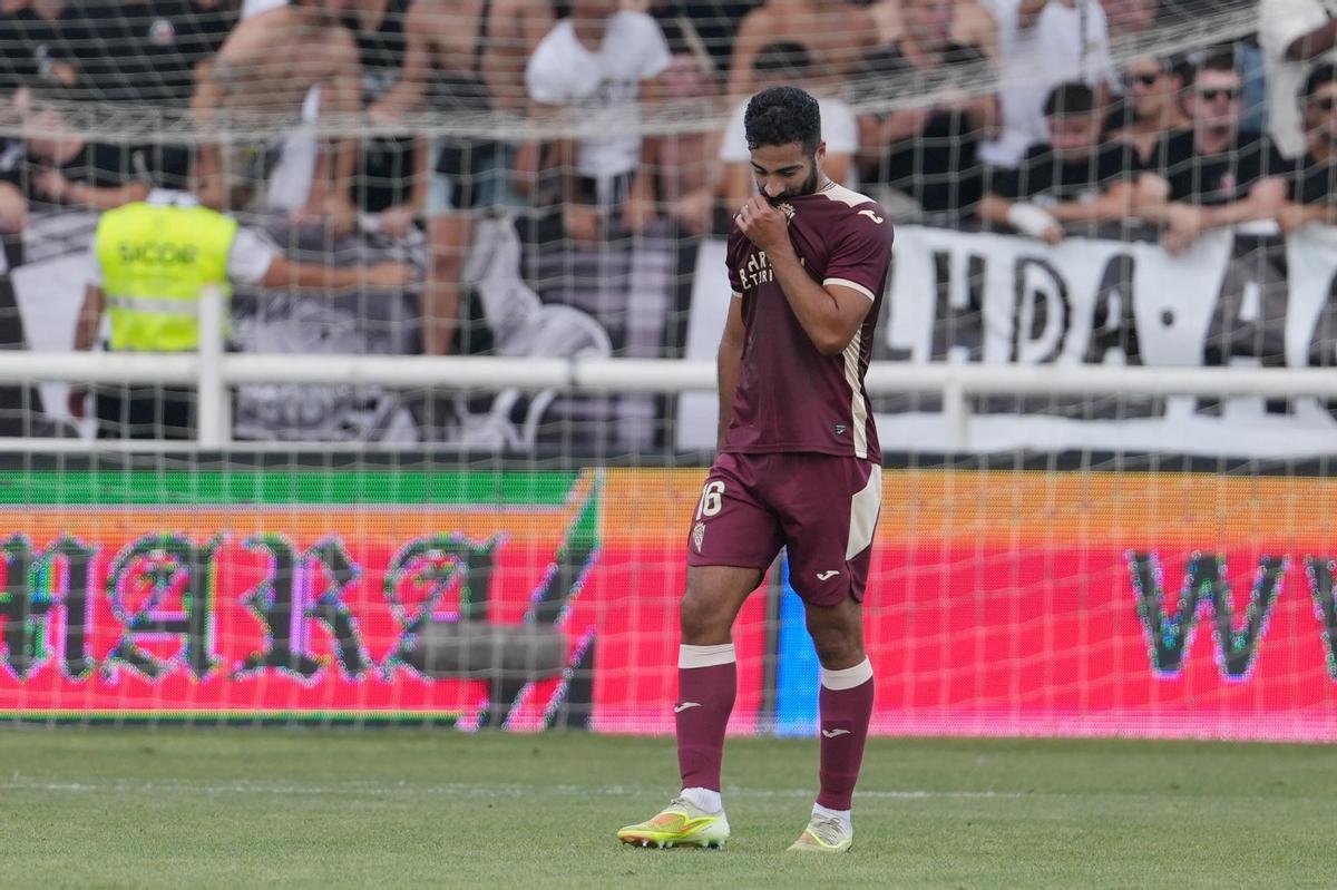 Rubén Alves se lamenta tras uno de los goles del Burgos en El Plantío.