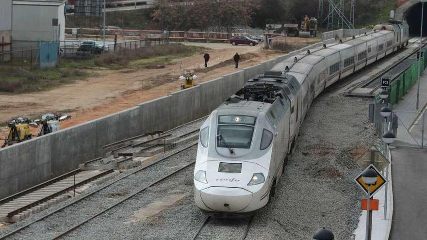 El tren circulando por la nueva vía del Bolón y Valorio en su primera jornada tras su puesta en marcha.