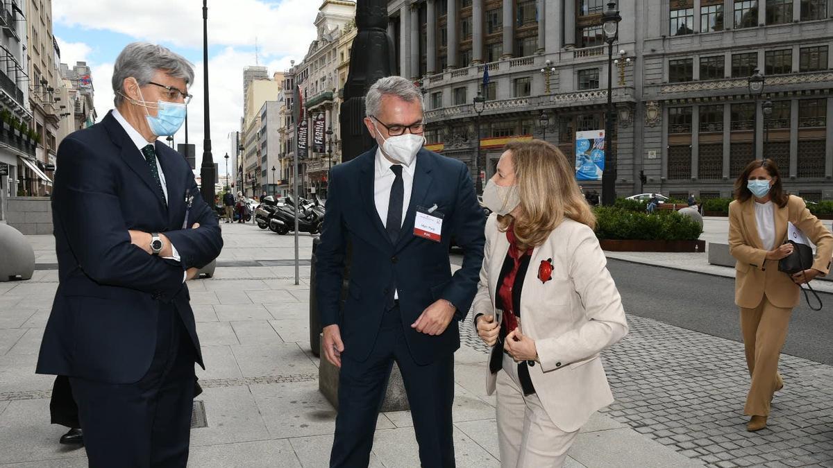 El presidente de Deloitte, Fernando Ruiz, y el presidente del IEF, Marc Puig, saludan a la vicepresidenta Nadia Calviño, antes de la clausura de la Asamblea del IEF